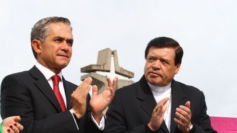 Cardenales mexicanos ¿políticos o teólogos? La pregunta resuena y tiene sus implicaciones en El Vaticano. En la foto, Rivera Carrera con el jefe de gobierno de la Ciudad de México, Miguel Ángel Mancera.
