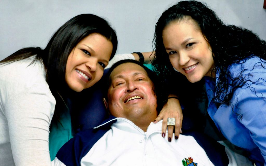 El presidente Hugo Chávez, acompañado de sus hijas María Gabriela (izq.), y Rosa Virginia, en la única foto que se ha publicado desde su operación en Cuba.