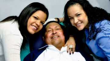 El presidente Hugo Chávez, acompañado de sus hijas María Gabriela (izq.), y Rosa Virginia, en la única foto que se ha publicado desde su operación en Cuba.