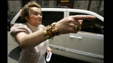El domingo, Elba Esther Gordillo lucía sus joyas sin sospechar que hoy estaría tras las rejas.