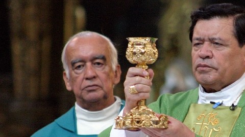 El cardenal Norberto Rivera oficia misa en la Catedral Metropolitana del Distrito Federal.