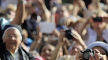 El papa Benedicto XVI saluda a los feligreses. Mánana jueves, 28 de febrero, es su último día como máximo líder de la Iglesia Catolica, tras presentar su renuncia al pontificado.