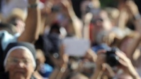 El papa Benedicto XVI saluda a los feligreses. Mánana jueves, 28 de febrero, es su último día como máximo líder de la Iglesia Catolica, tras presentar su renuncia al pontificado.