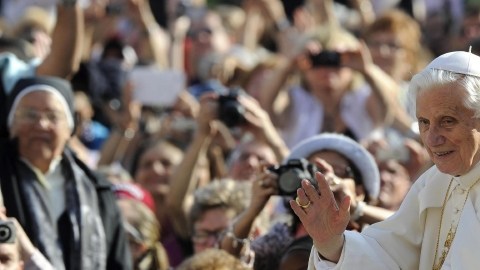 El papa Benedicto XVI saluda a los feligreses. Mánana jueves, 28 de febrero, es su último día como máximo líder de la Iglesia Catolica, tras presentar su renuncia al pontificado.