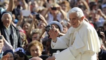 El papa Benedicto XVI saluda a los feligreses. Mánana jueves, 28 de febrero, es su último día como máximo líder de la Iglesia Catolica, tras presentar su renuncia al pontificado.