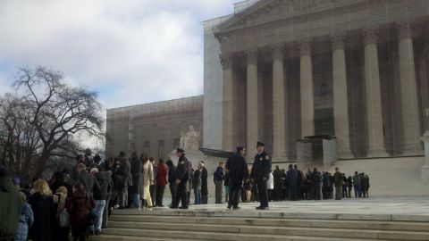 Fila para entrar a la audiencia del Supremo sobre el caso “Shelby County” versus Holder.