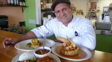 El chef Luis Castro, co-propietario y chef ejecutivo del nuevo restaurante Old San Juan,  en Atwater Village.