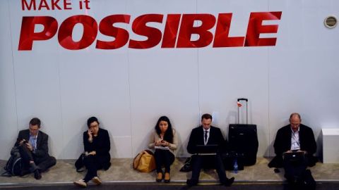 La mayor parte del impulso detrás de Tizen proviene de empresas de telefonía celular que quieren entrar al mercado que dominan Google y Apple. En la foto, asistentes al Mobile World Congress.