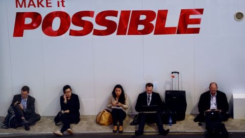 La mayor parte del impulso detrás de Tizen proviene de empresas de telefonía celular que quieren entrar al mercado  que dominan Google y Apple. En la foto, asistentes al Mobile World Congress.