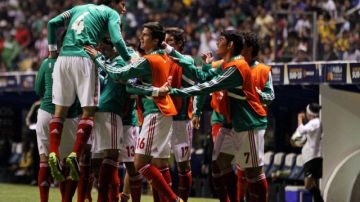 Los seleccionados mexicanos festejan eufóricos tras conseguir su pase al Mundial Turquía 2013 luego de vencer a los caribeños.