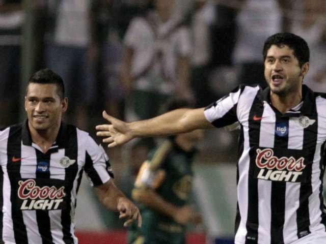 Pedro Benìtez, del Libertad de Paraguay, celebra su gol ante el Palmeiras