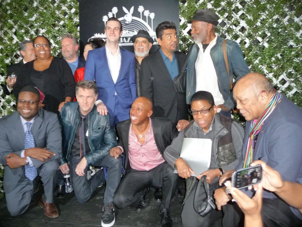 George López (segundo a la derecha, en segunda fila) con algunos de los artistas que protagonizarán el Playboy Jazz Festival 2013, en el Hollywood Bowl de Los Ángeles