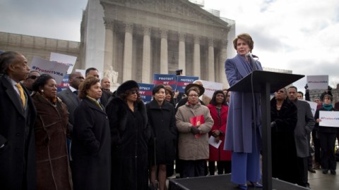 La líder de la minoría en el Congreso, Nancy Pelosi habla durante una manifestación afuera de la Corte Suprema.