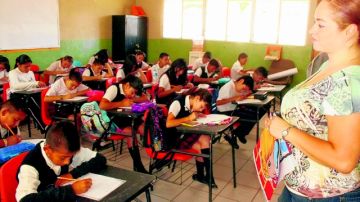 Miles de niños y jóvenes regresaron a clases para iniciar el nuevo ciclo escolar 2010-2011 de educación básica en Tijuana.