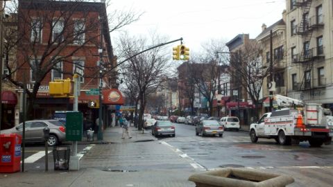 Avenida Arthur, conocida como la Pequeña Italia, donde hay comercios latinos.