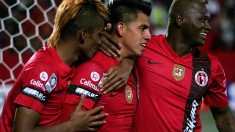 Tres valores de los Xolos, Fidel Martínez (izquierda), Joe Corona (centro) y el colombiano Duvier Reascos, festejan la victoria.