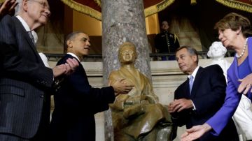 De izq. a der., el líder del Senado Harry Reid, el presidente Barack Obama, el presidente de la Cámara de Representantes John Boehner, y la representante Nancy Pelosi, luego de develar la estatua en el Capitolio de la activista  Rosa Parks.
