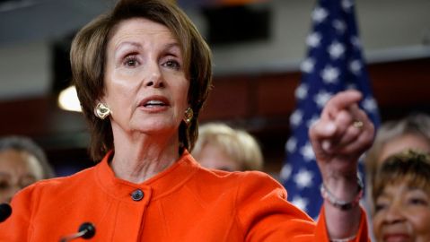 El Congreso aprueba legislación para víctimas de violencia doméstica. En la foto, la líder de la minoría en la Cámara de Representantes, Nancy Pelosi.
