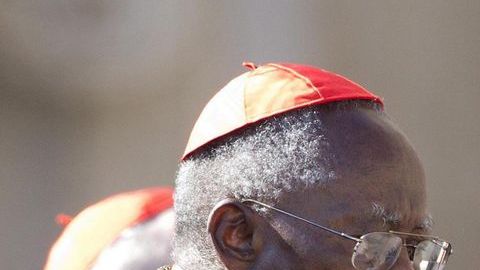 "Sede Vacante": el gobierno provisional de Iglesia reside en el cardenal camarlengo Tarcisio Bertone, en la foto con el cardenal "favorito" Peter Turkson, de Ghana.