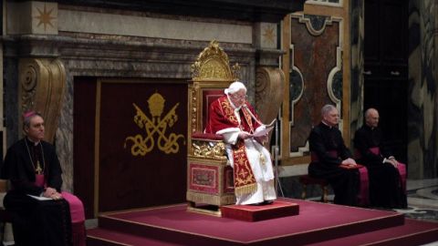 Expertos internacionales han afirmado que la renuncia de Benedicto XVI es producto de los abusos sexuales de sacerdotes católicos en todo el mundo.