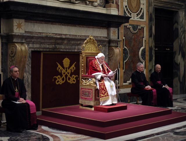 Expertos internacionales han afirmado que la renuncia de Benedicto XVI es producto de los abusos sexuales de sacerdotes católicos en todo el mundo.