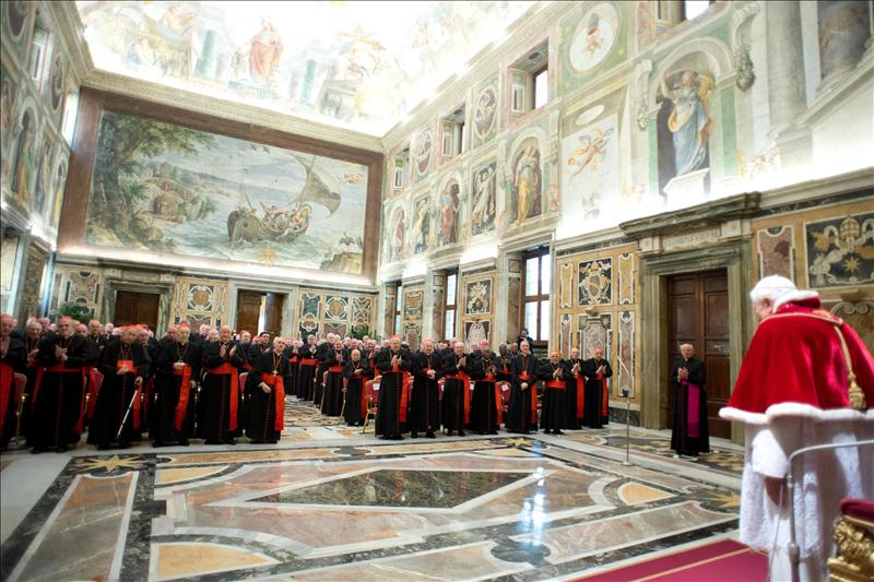 Uno a uno, Benedicto XVI saludó a los cardenales congregados hoy en El Vaticano.