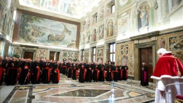 Uno a uno, Benedicto XVI saludó a los cardenales congregados hoy en El Vaticano.