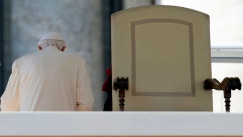 El Papa Benedicto XVI renuncia oficialmente al pontificado hoy.