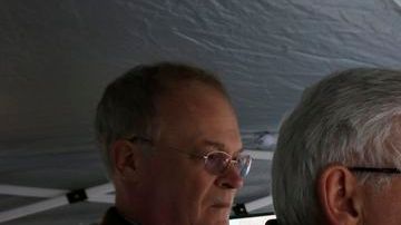 Miles protestan contra la ley de armas en un rally en Albany, NY. En la foto, el presidente de la Asociación Nacional de Portadores de Armas, David Keene.