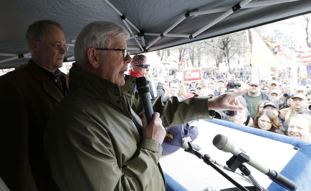 Miles protestan contra la ley de armas en un rally en Albany, NY. En la foto, el presidente de la Asociación Nacional de Portadores de Armas, David Keene.