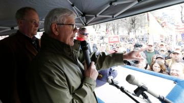 Miles protestan contra la ley de armas en un rally en Albany, NY. En la foto, el presidente de la Asociación Nacional de Portadores de Armas, David Keene.