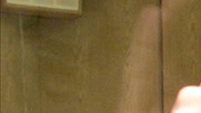 El multimillonario turista espacial Dennis Tito se convirtió en el primer turista espacial en visitar la Estación Espacial Internacional en 2001.