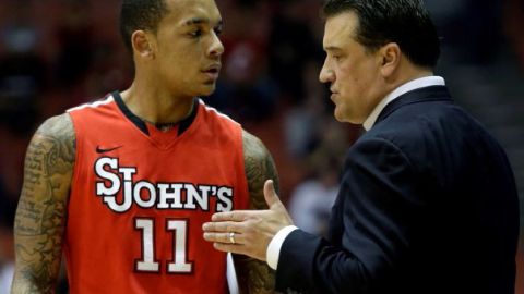 D'Angelo Harrison conversa con el entrenador Steve Lavin en medio de un juego.