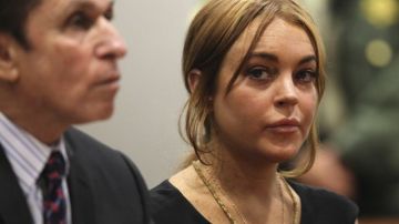 Lindsay Lohan junto a su abogado, Mark Helleren una audiencia.