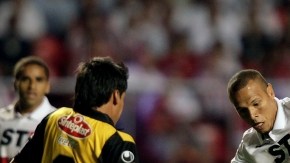 Luis Fabiano (9), autor del gol de la victoria,  supera a  Walter Veizaga,  de The Strongest, en el partido disputado ayer en Sao Paulo