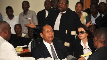 El expresidente de Haití Jean Claude Duvalier (c), acusado de crímenes de lesa humanidad y desvío de fondos, comparece  ante el tribunal de apelación de Puerto Príncipe después de haberse negado a asistir en tres oportunidades.