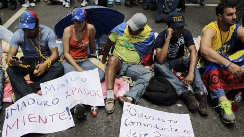 Alumnos opositores permanecen encadenados en una céntrica calle de Caracas en demanda de "la verdad" sobre la salud del presidente, Hugo Chávez, quien lleva varios días internado en el Hospital Militar de Caracas.