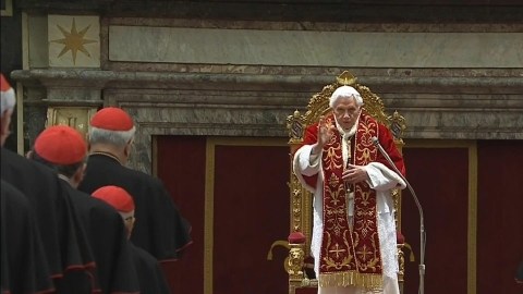 El Papa Benedicto XVI en su último encuentro con los cardenalas en el Vaticano antes de renunciar.