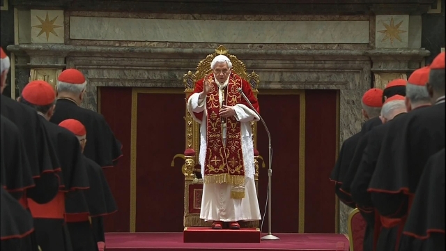 El Papa Benedicto XVI en su último encuentro con los cardenalas en el Vaticano antes de renunciar.