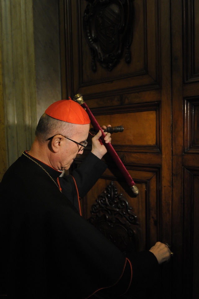 El cardenal Tarcisio Bertone sella la habitación que ocupaba el Papa.