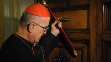 El cardenal Tarcisio Bertone sella la habitación que ocupaba el Papa.