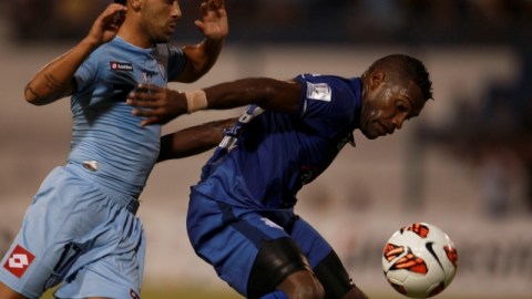 Gabriel Achilier (der.) de Emelec disputa el balón con Sebastian Ereros de Deportes Iquique, en la Copa Libertadores.