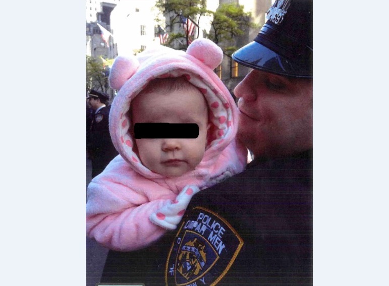 Una foto sin fecha facilitada por la familia, y que presentó la defensa de Gilberto Valle como evidencia, muestra al policía junto a su hija.