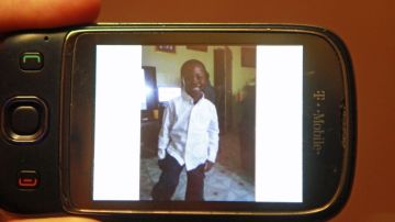 Amar Diarrassouba, de 6 años, en una foto que tiene su mamá en su teléfono celular. El pequeñito murió arrollado ayer cuando iba a la escuela.