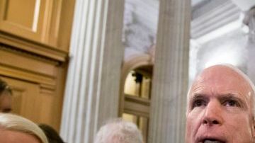 El senador McCain se declaró complacido por la oportunidad de informar a importantes miembros de la cámara baja sobre la reforma migratoria.