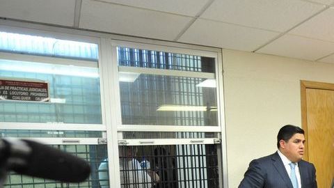Ex funcionarios de PGR defienden a la maestra Elba Esther Gordillo, quien enfrenta cargos por delitos graves.