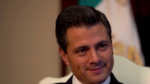 Peña Nieto mantiene la estrategia de combate frontal al crimen organizado con apoyo del Ejército, diseñada por su antecesor, Felipe Calderón.