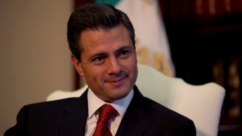 Peña Nieto mantiene la estrategia de combate frontal al crimen organizado con apoyo del Ejército, diseñada por su antecesor, Felipe Calderón.