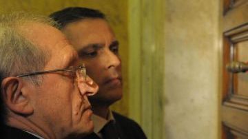 Personal del vaticano revisan el precinto del apartamento papal en el Vaticano, pocos minutos después de que Benedicto XVI dejara de ser Papa.