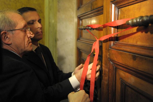 Personal del vaticano revisan el precinto del apartamento papal en el Vaticano, pocos minutos después de que Benedicto XVI dejara de ser Papa.